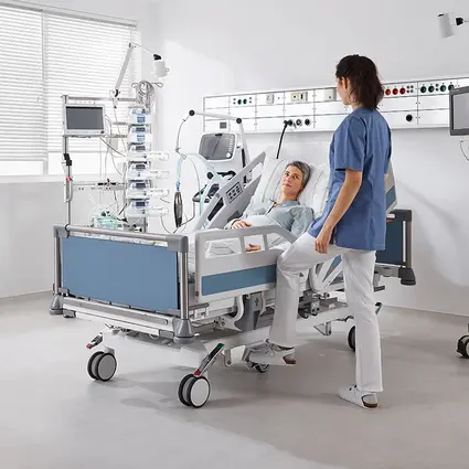 Fußschalter zur Aktivierung der seitlichen Schwenkfunktion am Sicuro tera Krankenhausbett während der Patientenwäsche