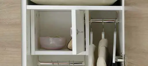 Abschließbares Wertfach im Kleiderschrank Integriertes abschließbares Wertfach im Kleiderschrank.