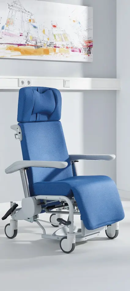 On the Ravello sano-s with its four directional castors, the footrest is attached separately and can be folded up for better access.