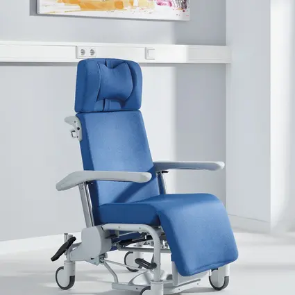 On the Ravello sano-s with its four directional castors, the footrest is attached separately and can be folded up for better access.