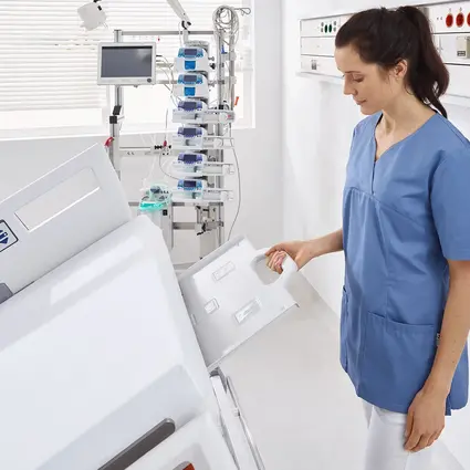 Röntgenkassettenhalter an der durchleuchtungsfähigen Rückenlehne des Sicuro tera Intenvispflegebetts