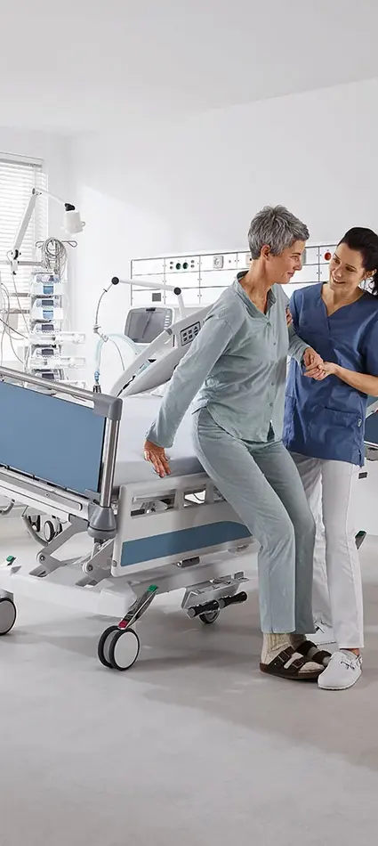 Sicuro tera Krankenhausbett in seitlicher Schwenkposition zur Unterstützung der Patientenmobilisierung