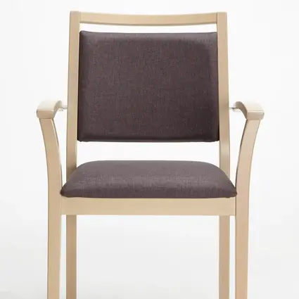 Modell Mavo als Stapelstuhl mit Armlehnen