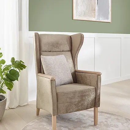 Hochlehnsessel Luna mit Holzfüßen und Kissen in modernem Pflegezimmer