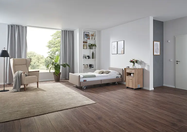 Elvido vervo Niedrigbett im wohnlichen Pflegezimmer zur Sturzprophylaxe ohne freiheitsentziehende Maßnahmen.