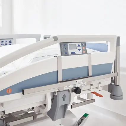 Seitensicherung des Sicuro tera Krankenhausbetts mit angebauter Normschiene für Zubehör