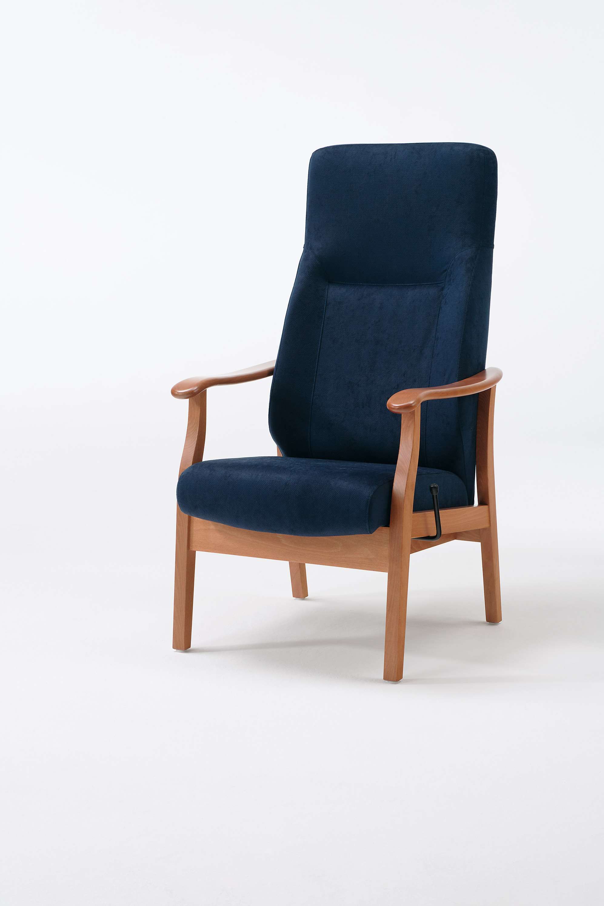 Sedego-tuoli korkealla selkänojalla varustettuna säädettävänä nojatuolina