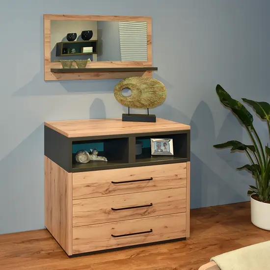 Designbügelgriff in schwarz an Anrichte Designbügelgriff in schwarz an Anrichte im Dekor Buche Crenata, ein warmer Holzton