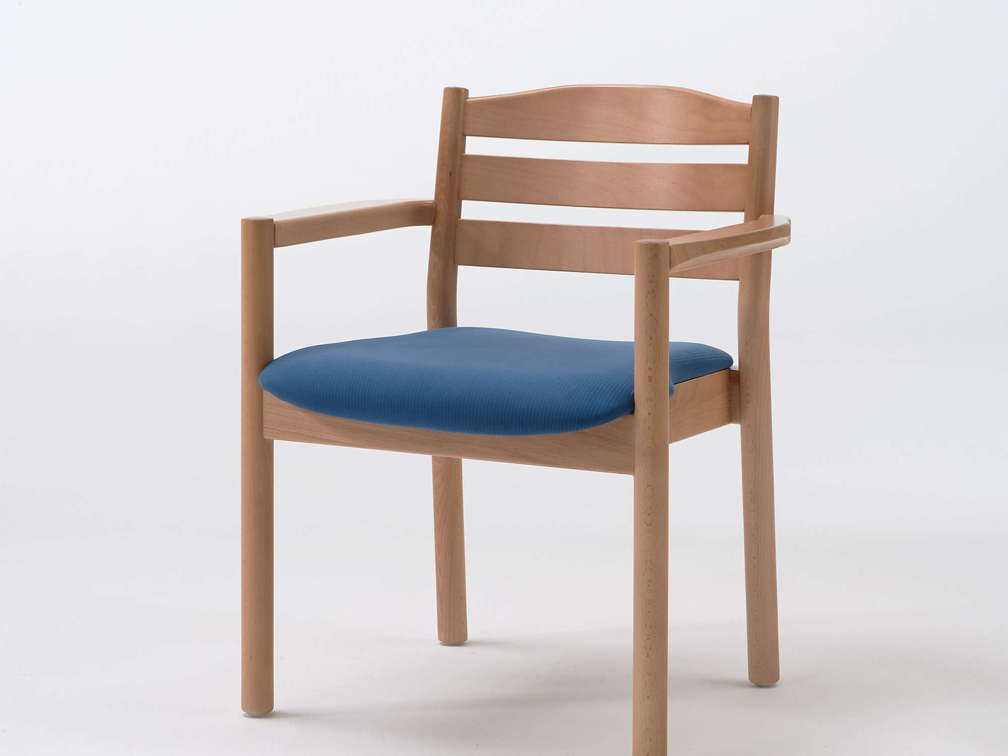 Primo-tuoli päällekkäin pinottavana, käsinojallisena mallina ilman pehmustettua selkänojaa