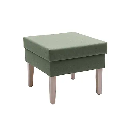 Banco estofado Luna com revestimento em tecido verde e pés de madeira.