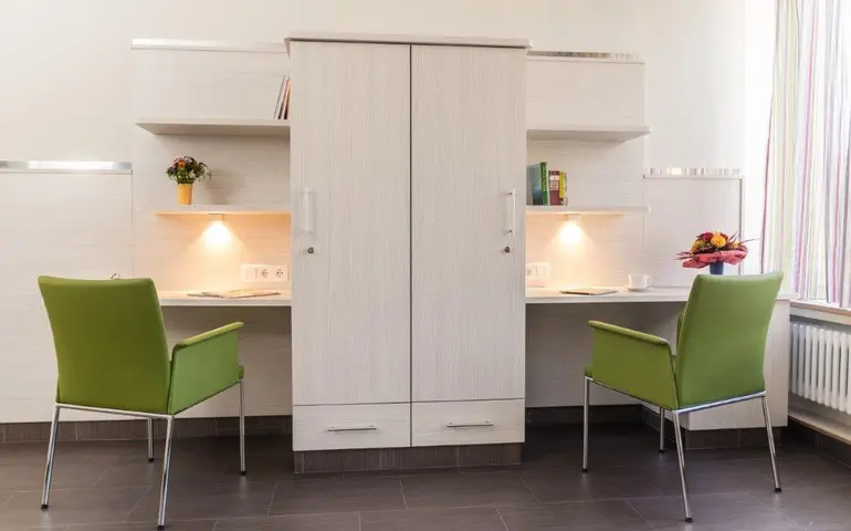 Modern eingerichtetes Patientenzimmer auf der Privatstation im Krankenhaus Schwabach mit Möbeln von Stiegelmeyer