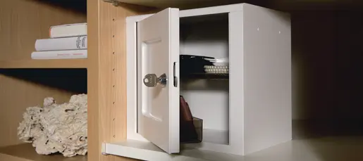 Integrierte Kunststoffwertfach Integriertes Kunststoffwertfach im Kleiderschrank erfüllt die Funktion eines kleinen Tresors.