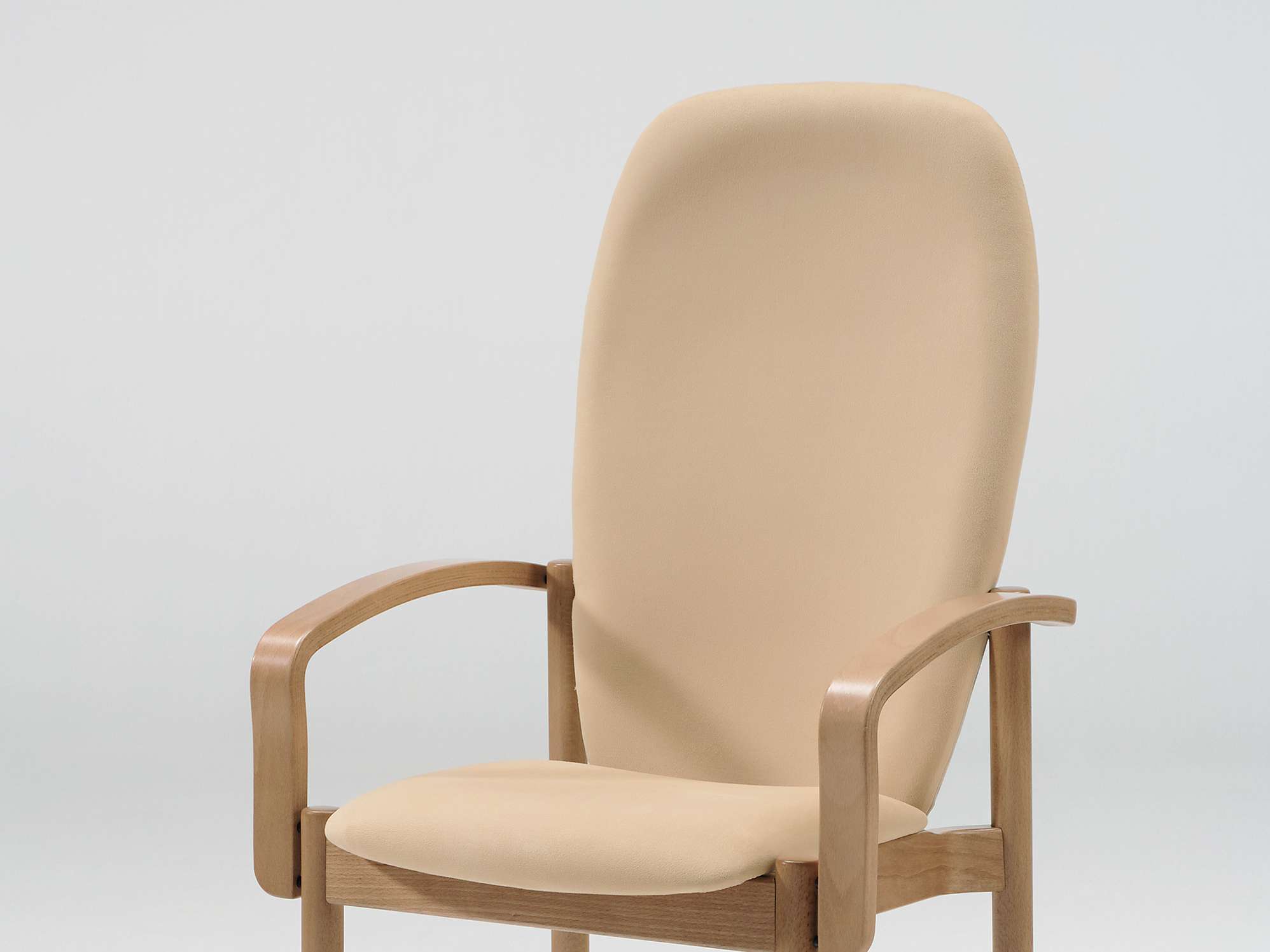 Optimo-tuoli korkealla selkänojalla varustettuna ja päällekkäin pinottavana mallina