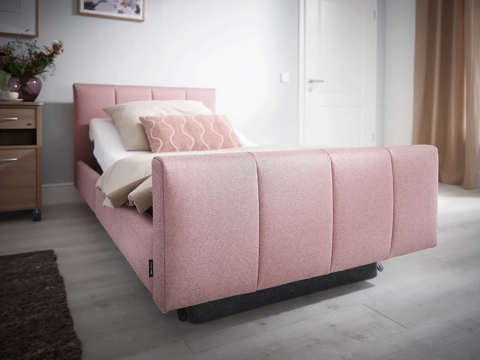 Libra deluxe como cama individual en una habitación