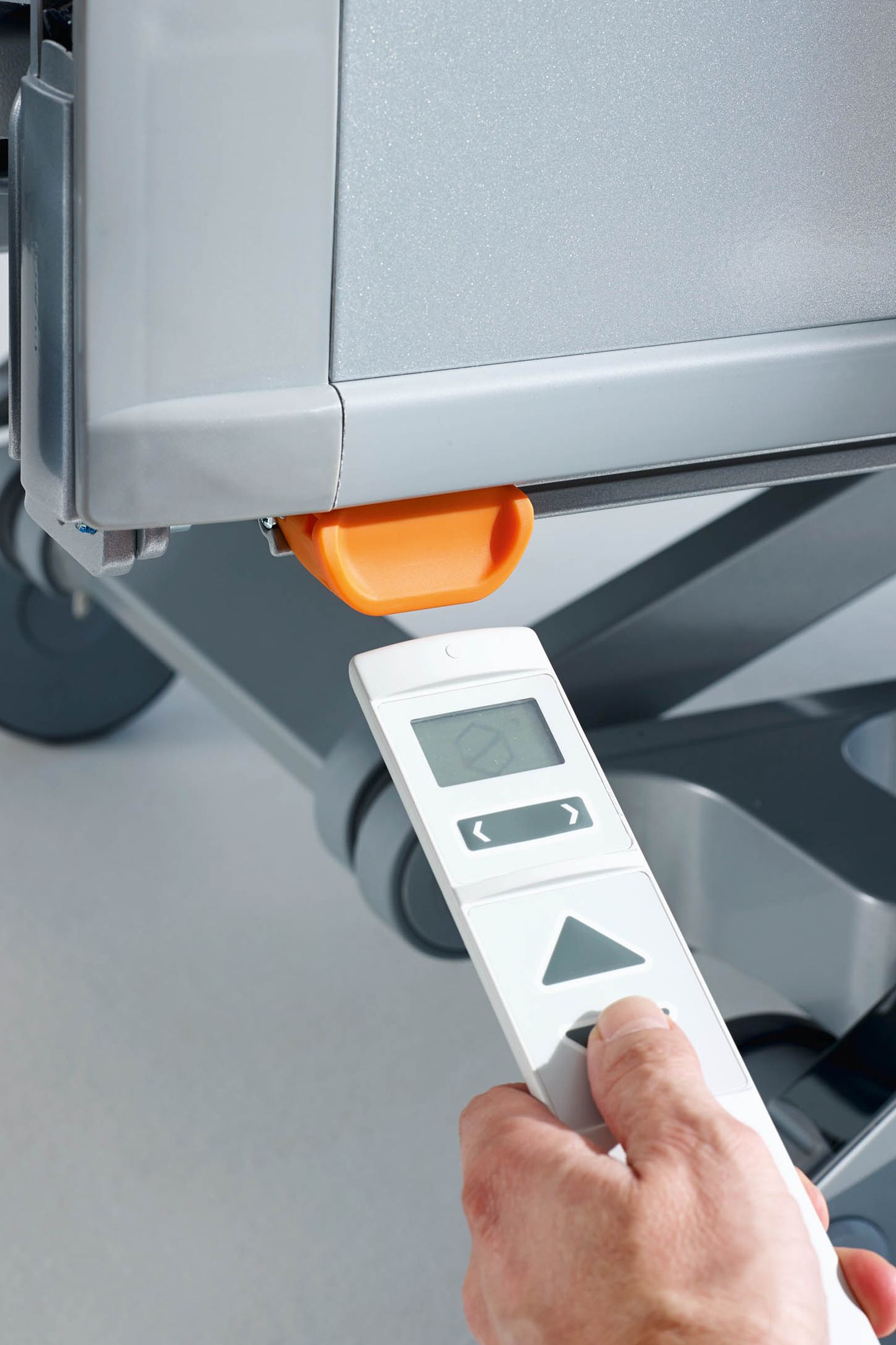 Lukituksen avaava magneetti käyttötasojen vaihtamiseen Puro-sairaalasängyn LCD-käsiohjaimessa