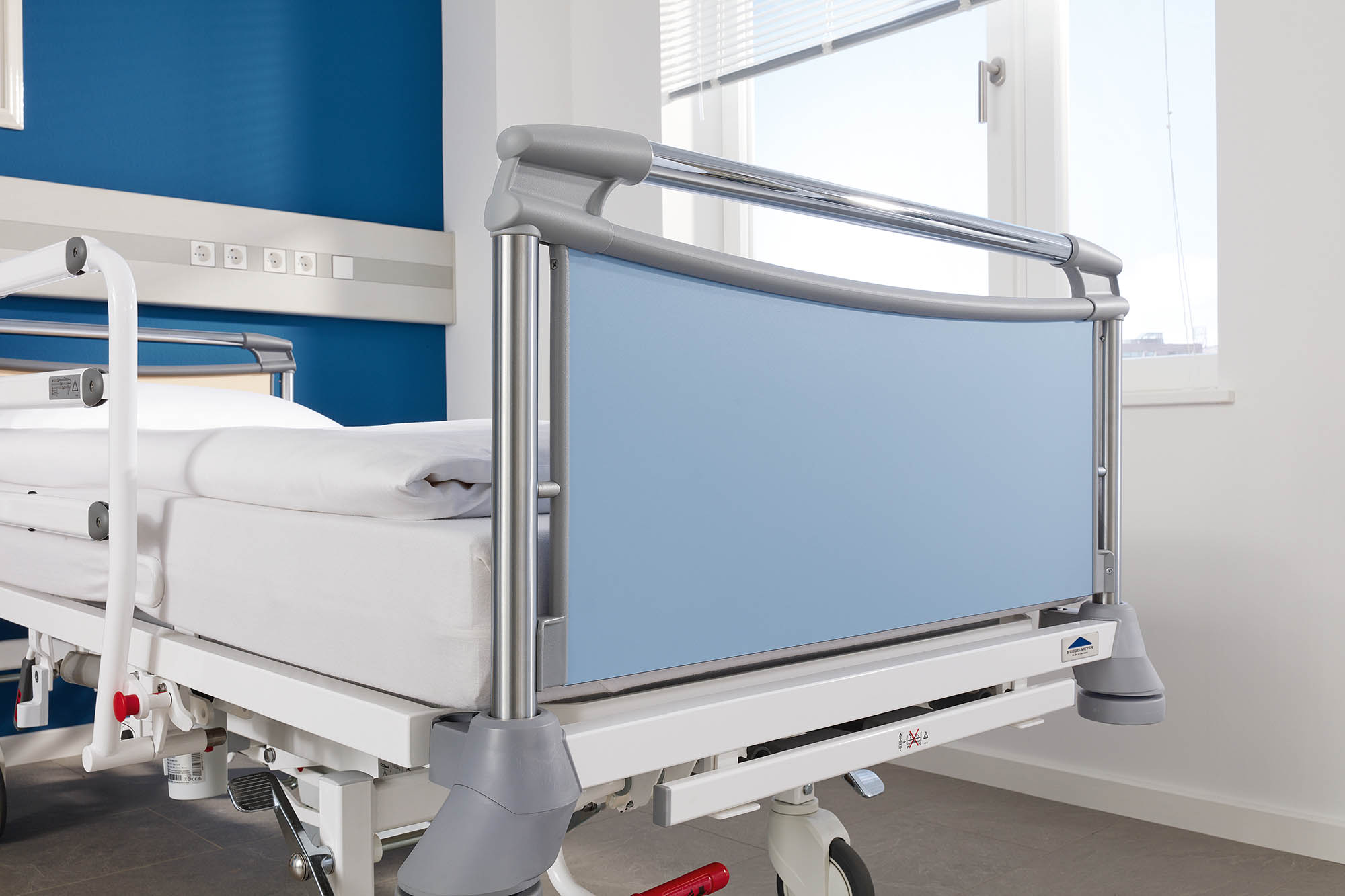 Sturdy and elegant - the Valero head and footboard of the Deka hospital bed