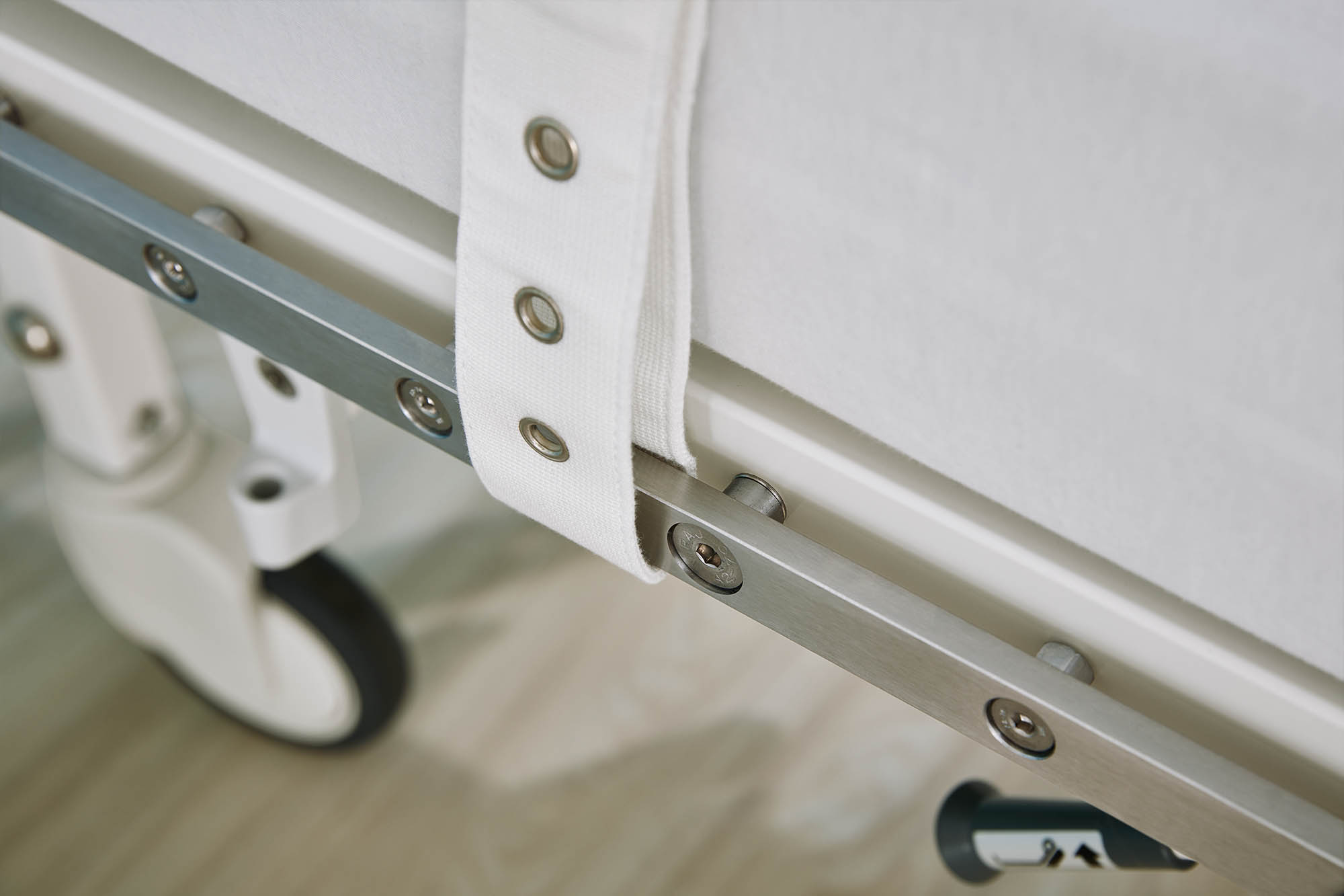 Optionale unterteile Normschienen am Krankenhausbett Vivendo pro