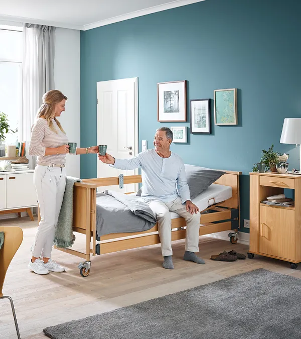 Cama de cuidados Dali com grades laterais, oferecendo segurança e apoio no dia a dia dos idosos