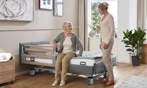 Cama de cuidados Regia com amplo ajuste de altura para maior segurança e ergonomia no cuidado diário