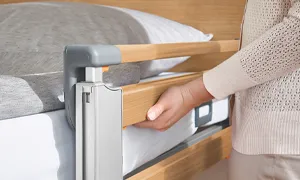 Cama de cuidados Regia com grades laterais para maior proteção e segurança dos idosos